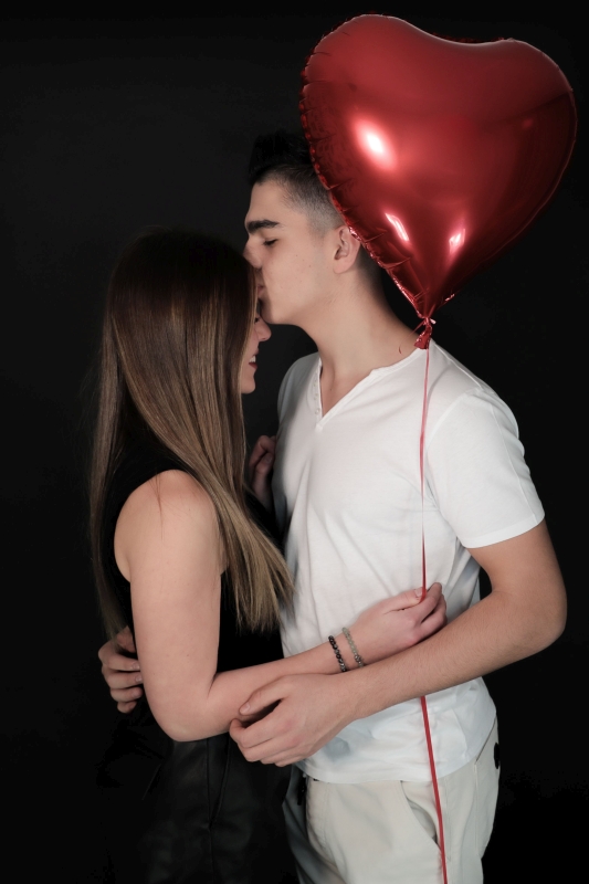 jeune couple avec ballon en forme de coeur, photo shooting studio