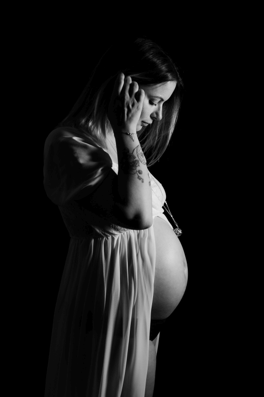 photo de femme enceinte, noir et blanc