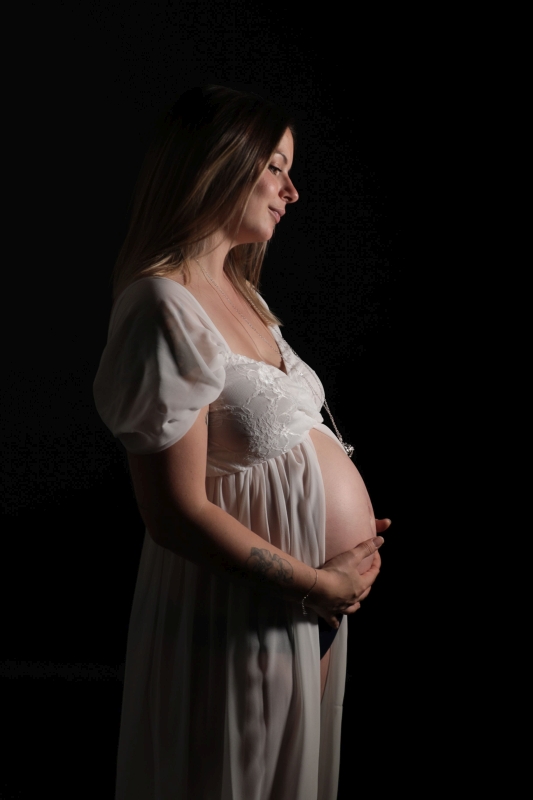 photo en studio de femme enceinte