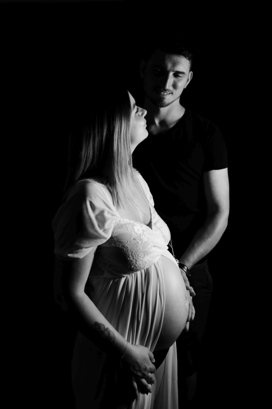 couple homme et femme enceinte, shooting photo noir et blanc
