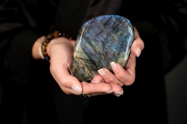 minéral dans mains, photo couleur en studio