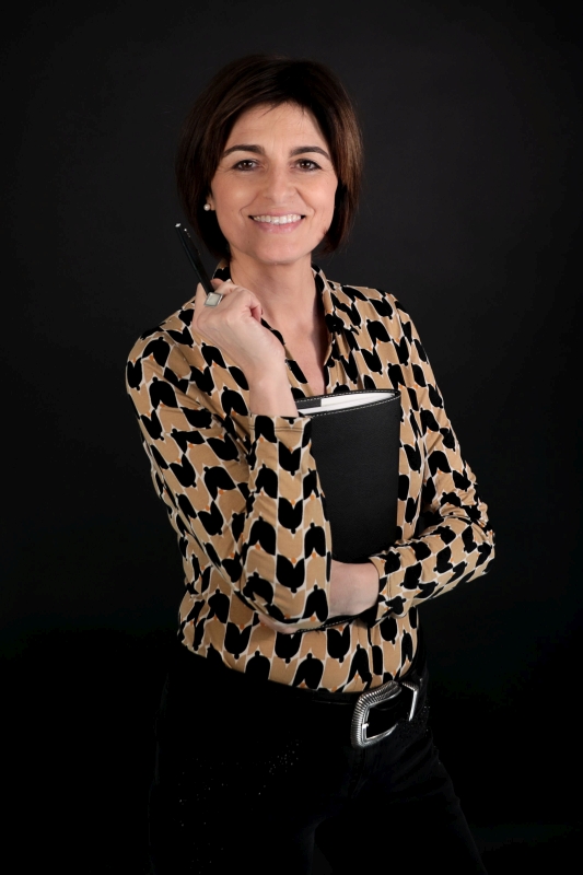 portrait de femme, photo couleur en studio