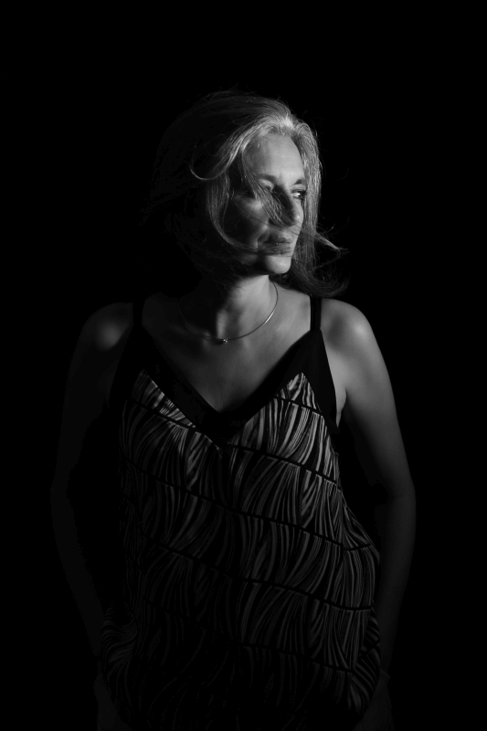 Portrait de femme, photo studio en noir et blanc