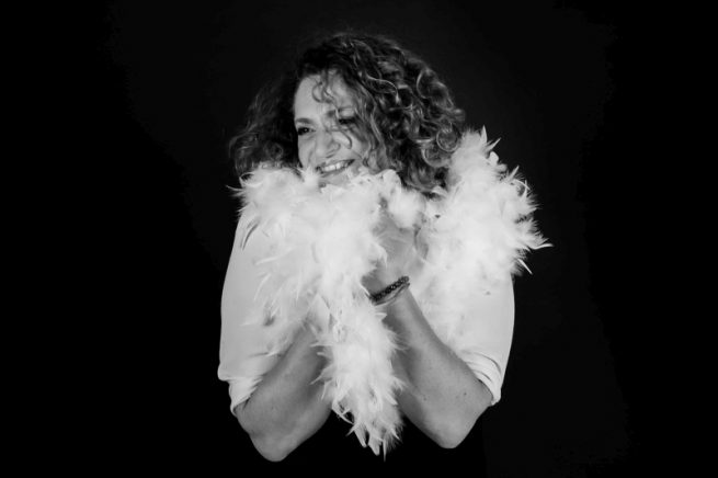 Portrait de femme avec boa, photo noir et blanc