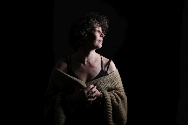 portrait de femme, photo studio en couleur