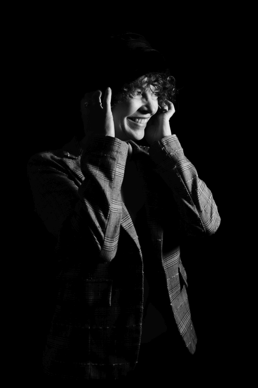 portrait de femme, photo studio en noir et blanc