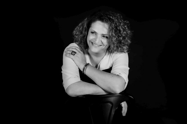 portrait de femme, photo studio en noir et blanc