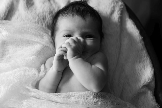 photo de bébé en noir et blanc