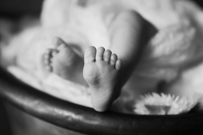 pieds de bébé, photo en noir et blanc