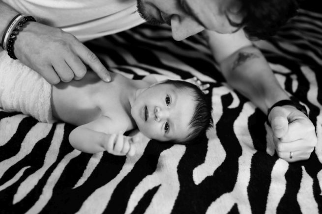 photo de bébé en noir et blanc