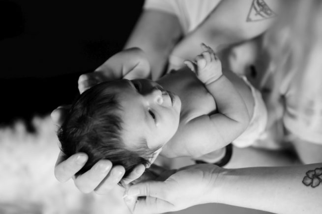 photo de bébé en noir et blanc